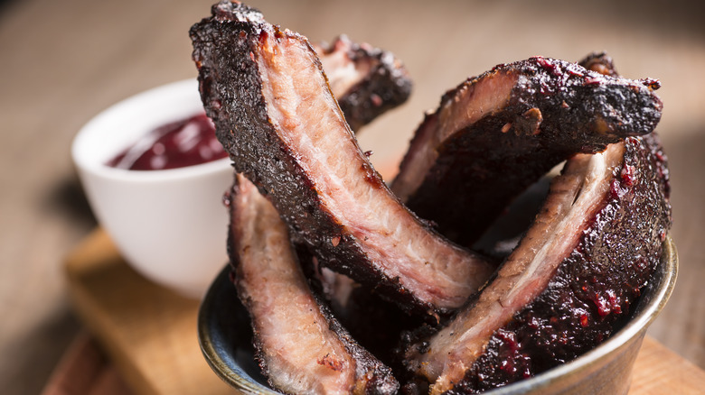 Smoked and grilled barbecue ribs