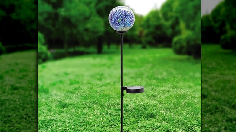 Solar powered globe light stake