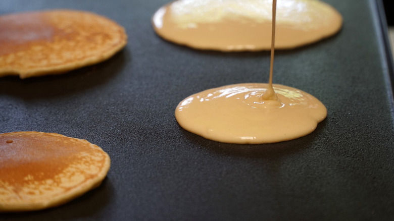 making pancakes on electric griddle