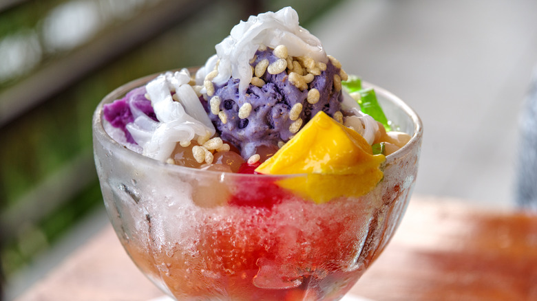 Filipino dessert halo-halo