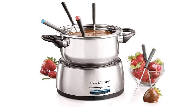 Nostalgia electric fondue pot