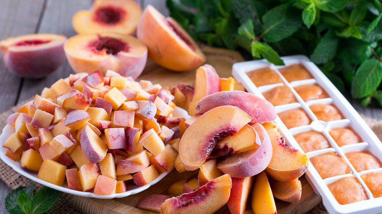 Frozen peaches in slices, cubes