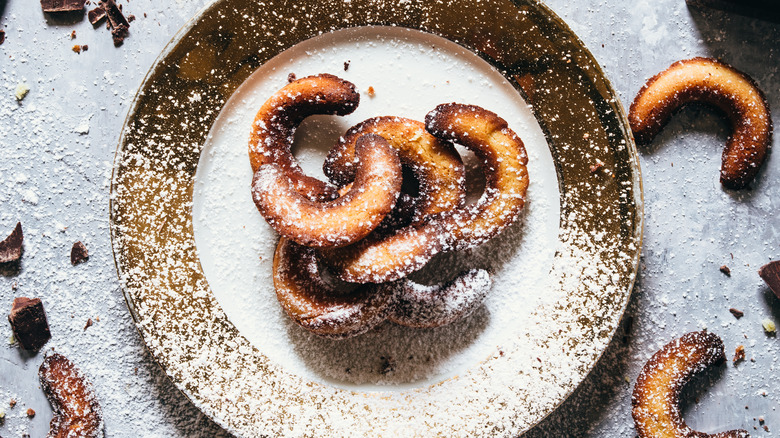 Vanillakipferl cookies on plate with powdered sugar