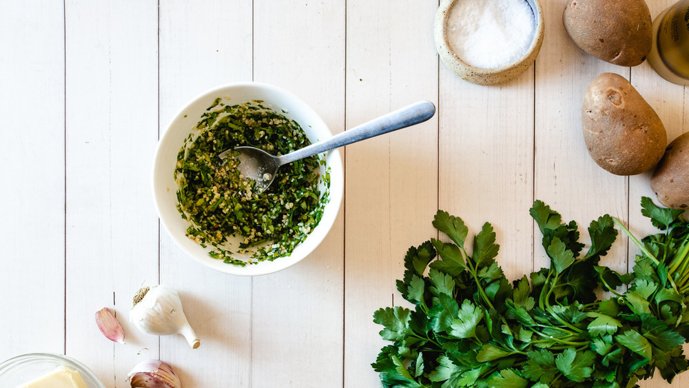 garlic and parsley in bowl