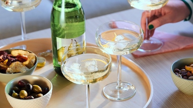 Sparkling pear drink in coupe glasses