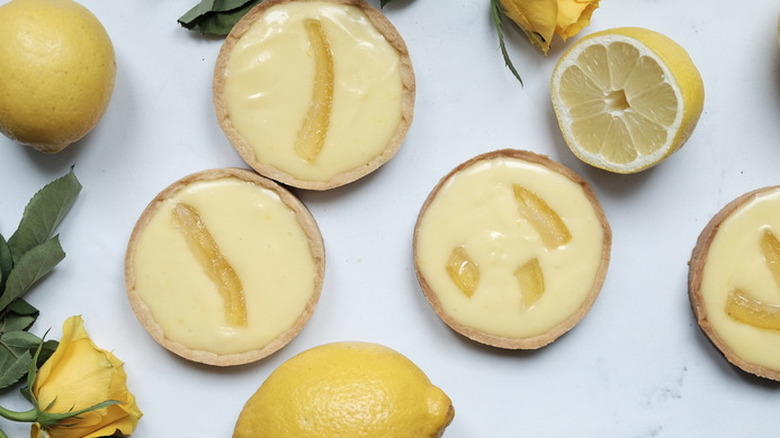 Miniature tarts filled with lemon cream