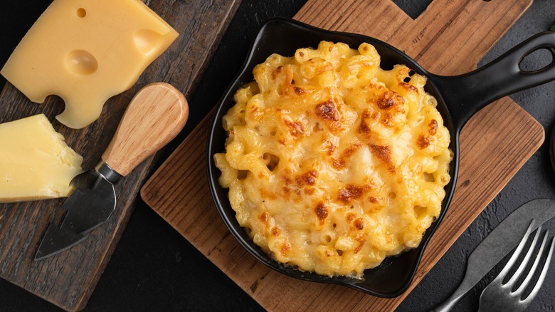 skillet of macaroni and cheese