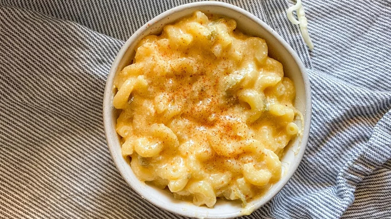 Small dish of mac and cheese sprinkled with spices. 