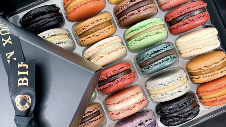 Bijoux macarons in black box