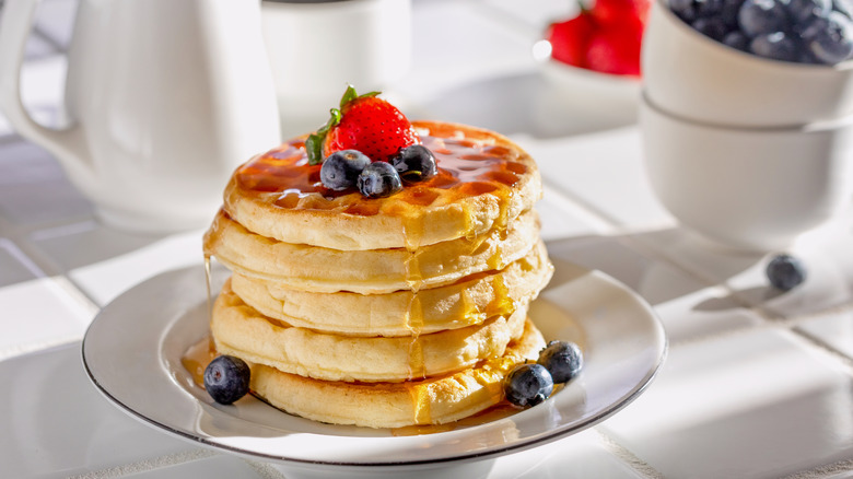 pancakes with maple syrup 