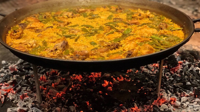 Paella on open firre