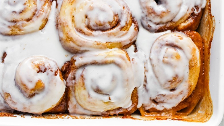 cinnamon rolls in white pan