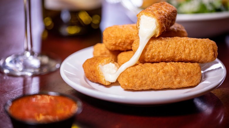 mozzarella sticks with marinara sauce