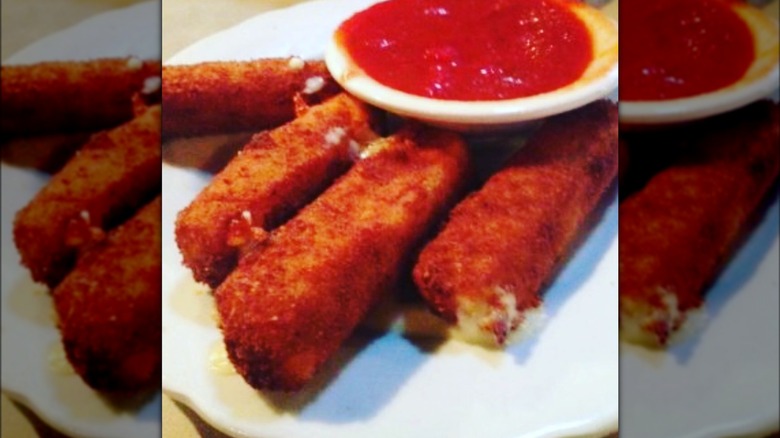 Tune Inn mozzarella sticks with sauce