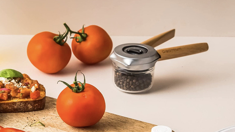 Dreamfarm Ortwo one-handed pepper mill 