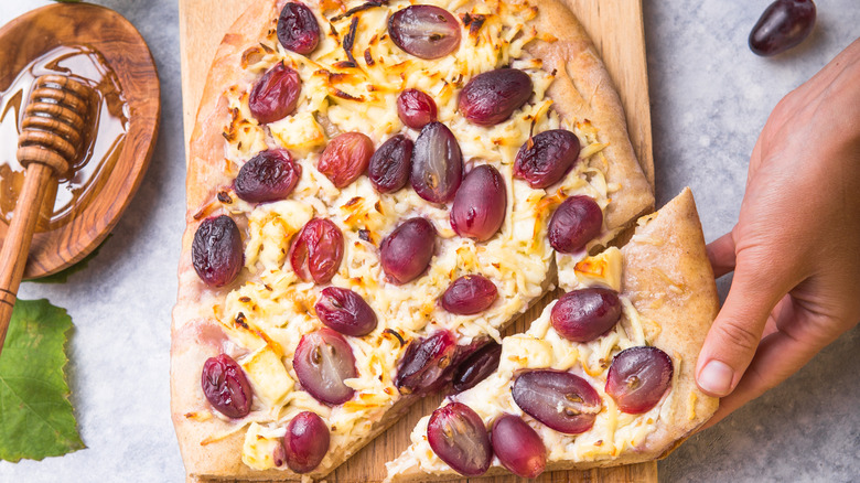 Pizza with grapes