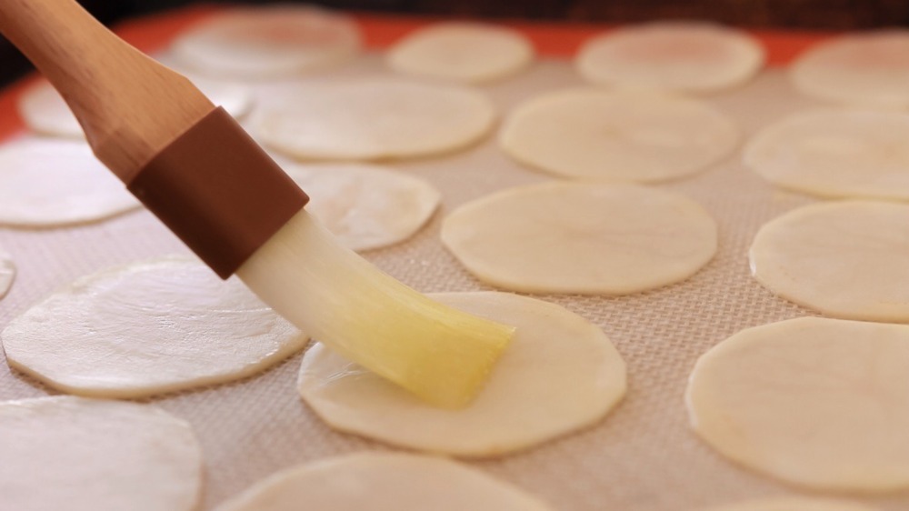 sliced potatoes with oil