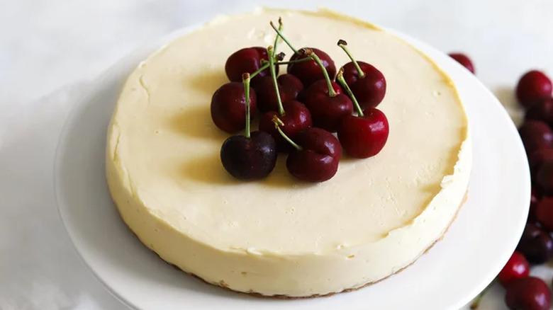 Round cheesecake with cherries