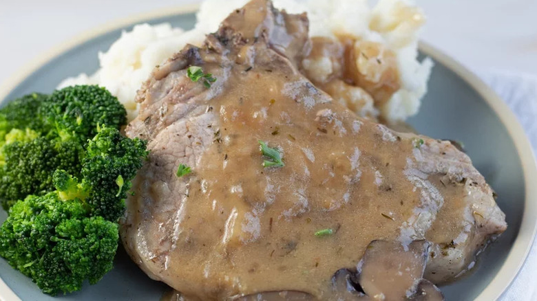 Pork chops with gravy and broccoli