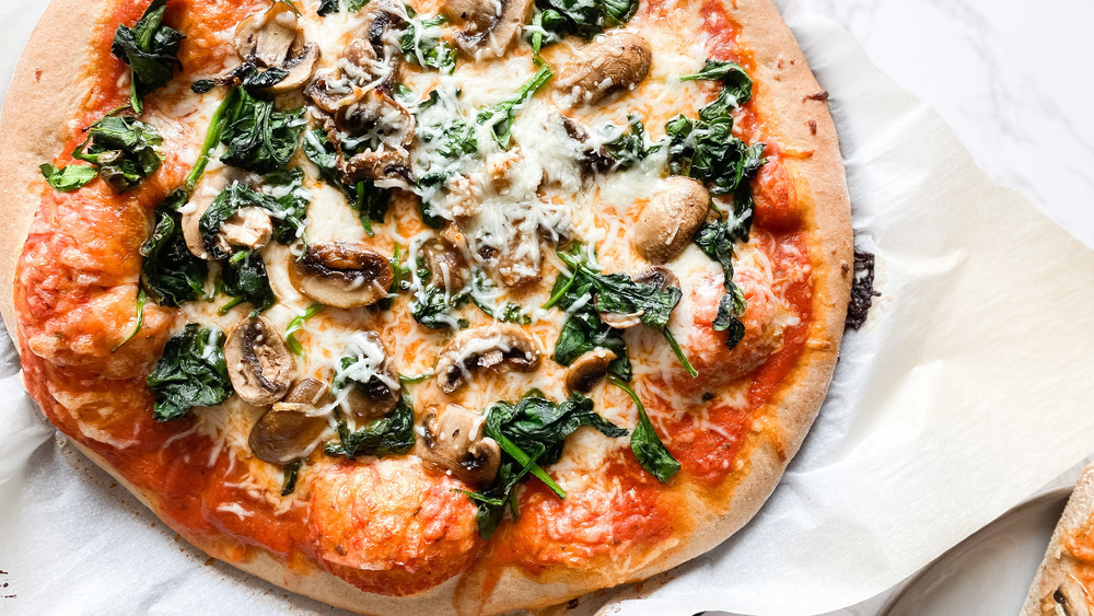 spinach and mushroom pizza
