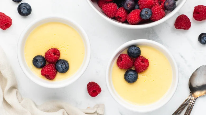 vanilla pudding with berries 