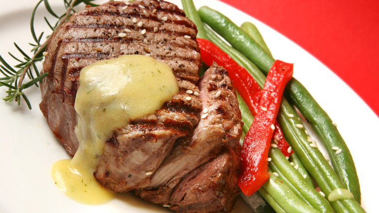 Grilled filet with béarnaise sauce poured