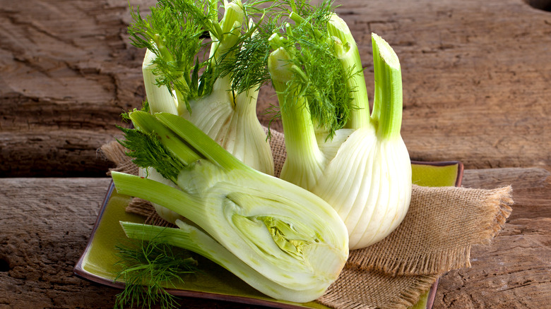 Fennel bulbs cut in half on straw placemat