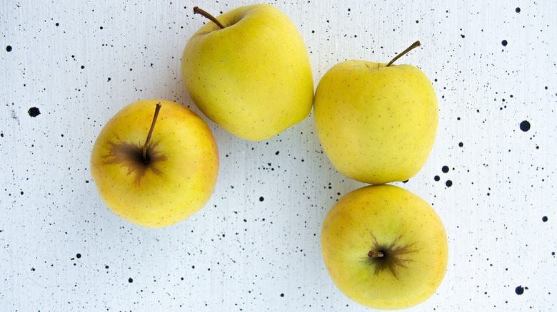 Golden delicious apples 