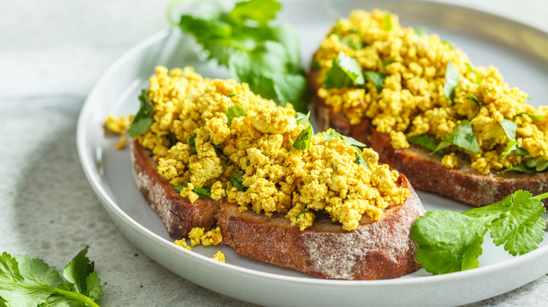 vegan scrambled eggs on toast