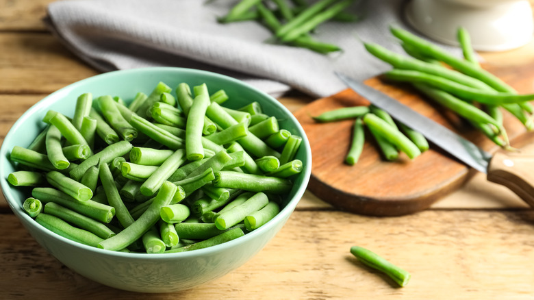 Cut green beans in a bowl.