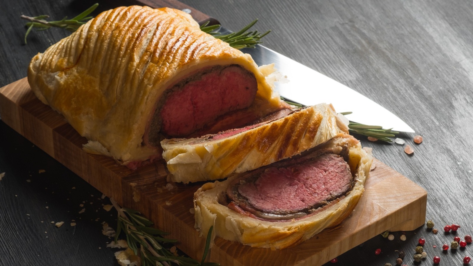 https://www.mashed.com/img/gallery/the-best-way-to-reheat-beef-wellington-without-drying-it-out/l-intro-1703881604.jpg