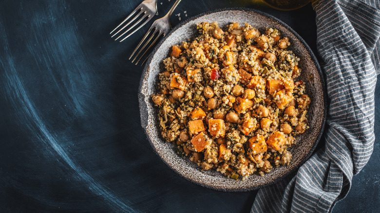 salad with quinoa and chickpeas