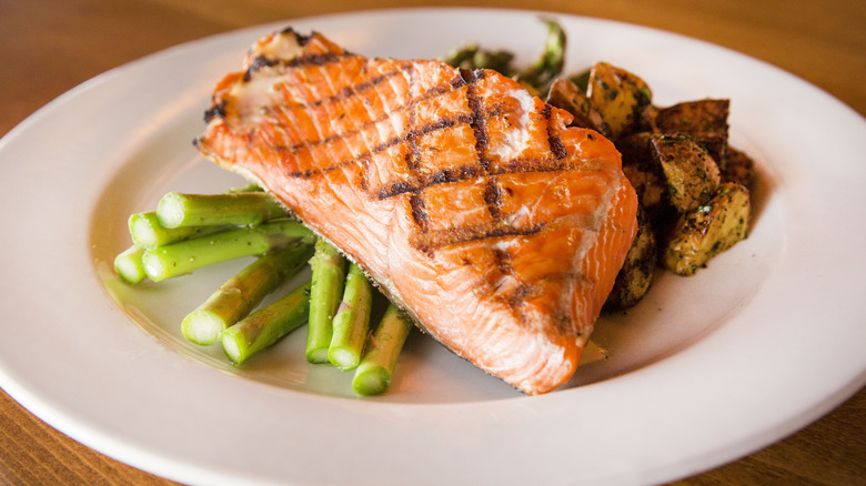 Grilled Salmon with Asparagu and Potatoes