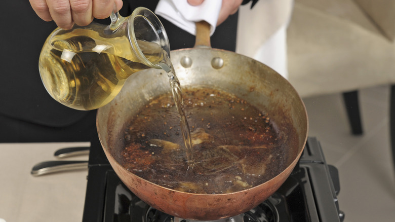 Deglazing a pan