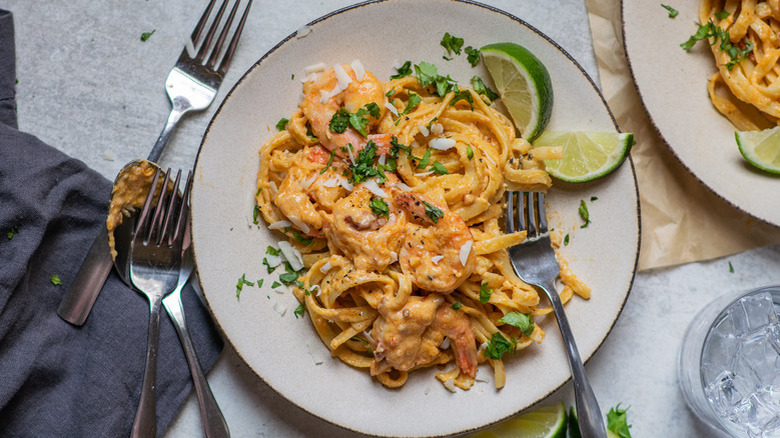 pasta with shrimp and sauce