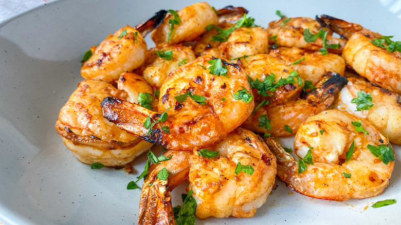 cooked shrimp with parsley