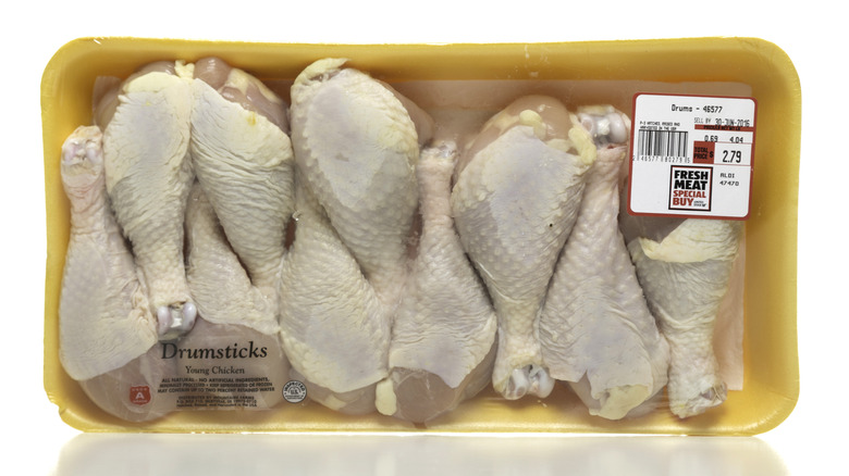 A package of young chicken drumsticks on sale at Aldi