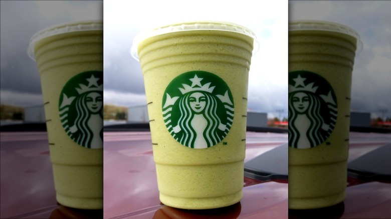green smoothie in plastic Starbucks cup
