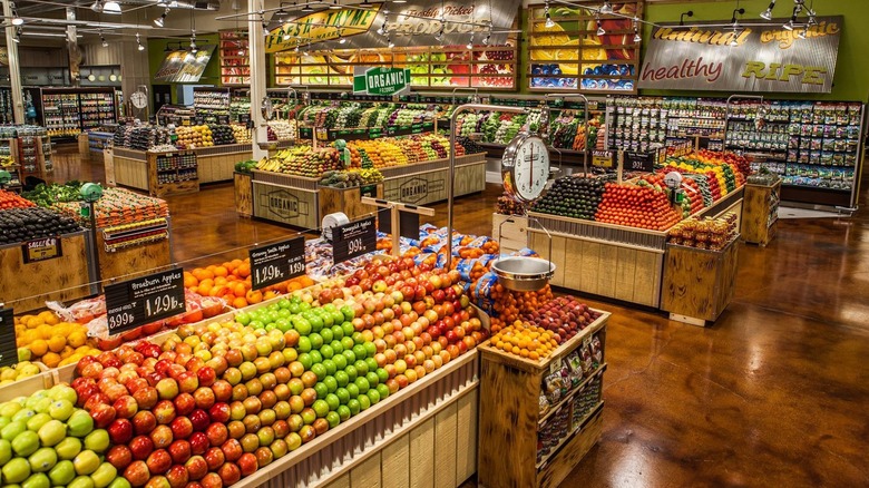 Fresh Thyme produce display