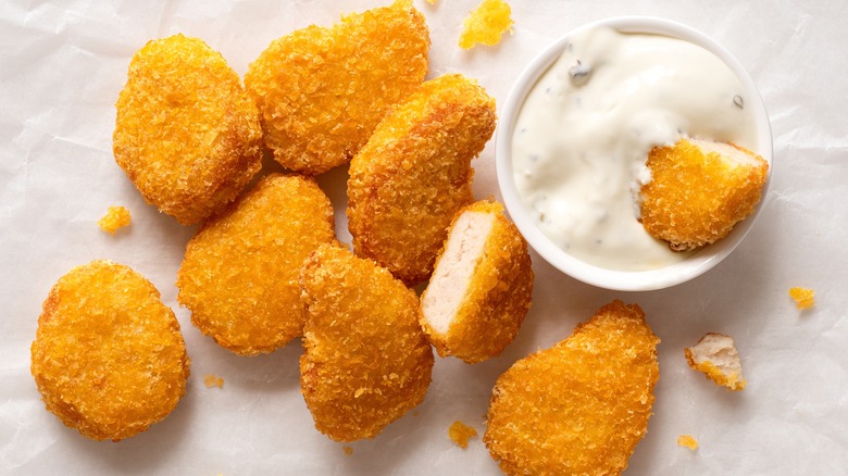 Chicken nuggets and white sauce