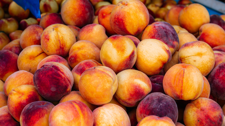 Loose peaches displayed at market