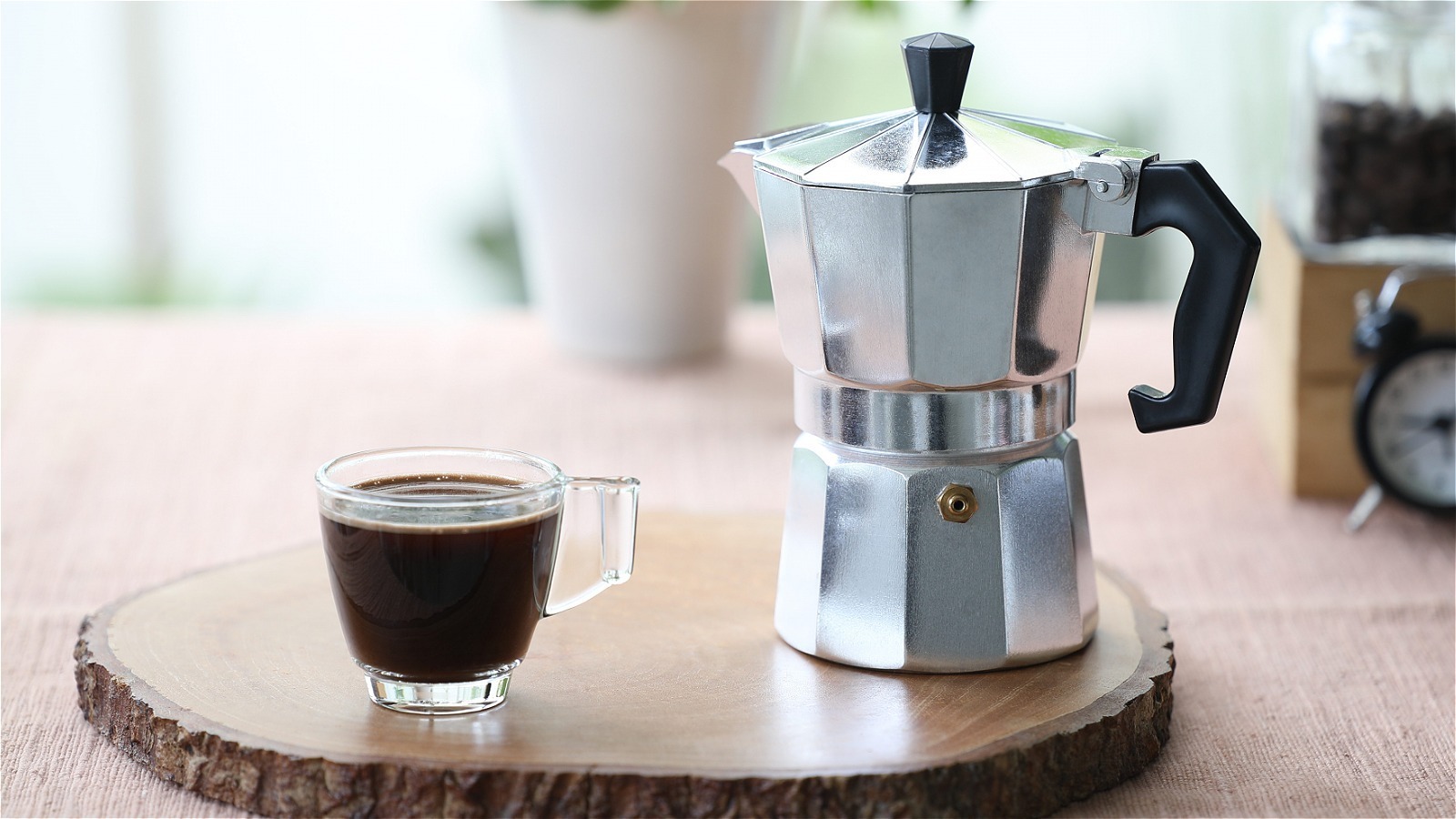 The Moka pot is making a comeback with pod-snubbing coffee fans—and  investors