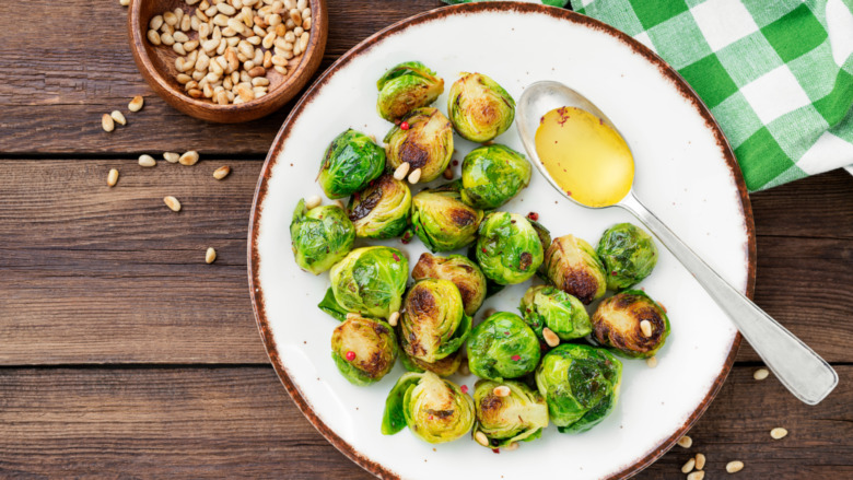 Roasted Brussels sprouts with hollandaise sauce