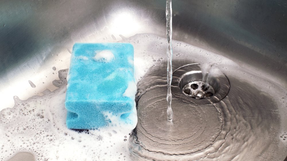 Kitchen sink drain with sponge