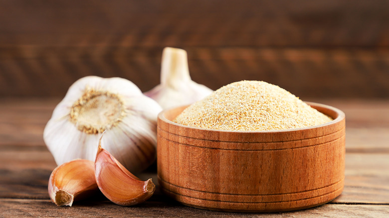 Garlic powder in bowl