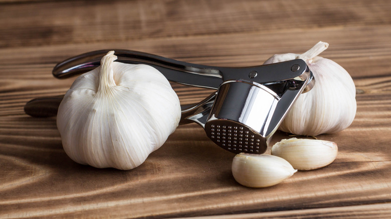 Garlic press and cloves