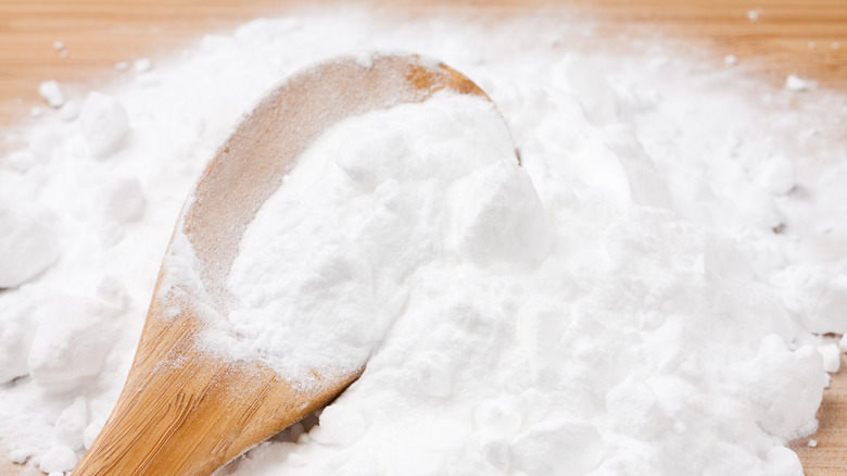 baking powder with wooden spoon