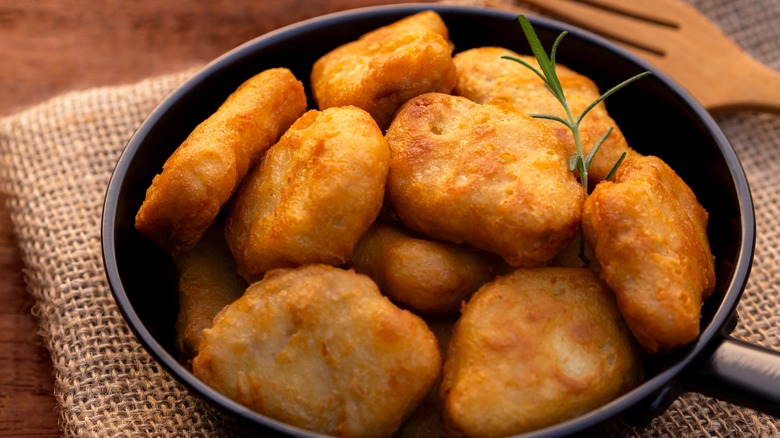 Black bowl of chicken nuggets