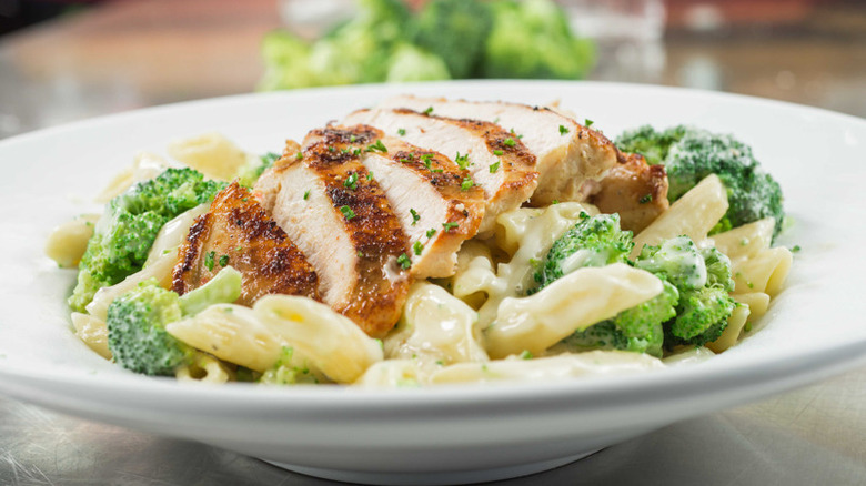 pasta with chicken and broccoli 