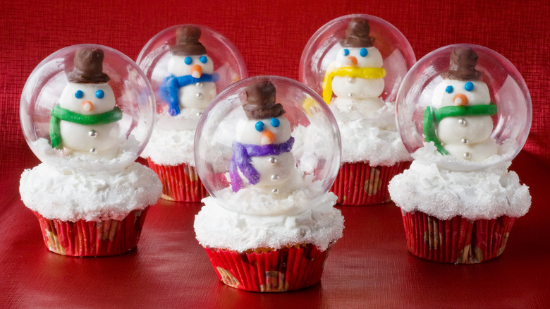 Snowmen snowglobe cupcakes